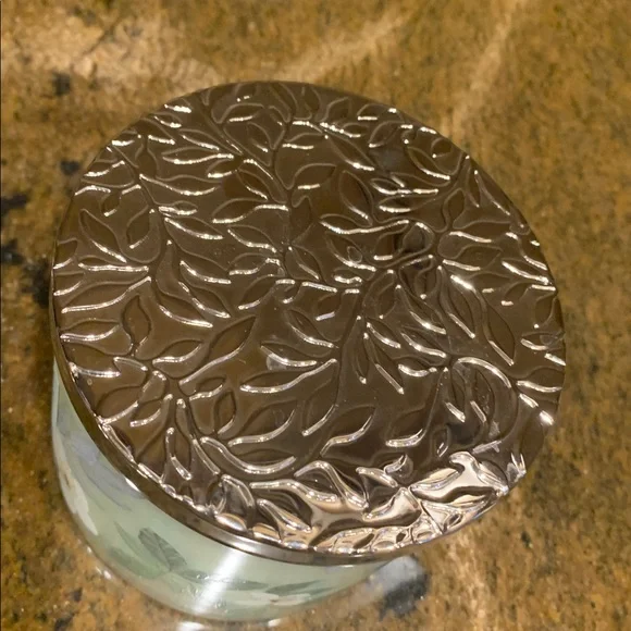 NEW…..Bath & Body Works 3-wick candle….White Gardenia Scented Candle - Picture 3 of 5